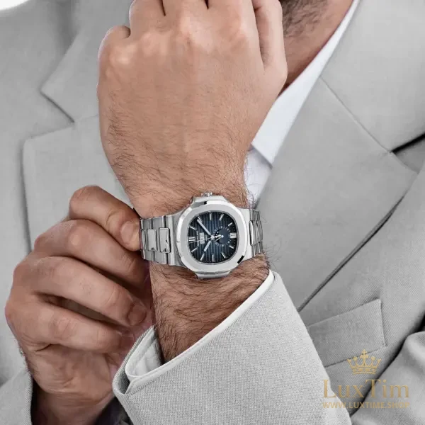 Patek Philippe Nautilus Montre Automatique 40.5 mm 5726 Cadran Bleu – vue 2
